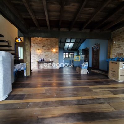 Casa com 270m², 2 quartos (sendo 1 suíte), 2 garagens, no bairro Lagoa da Conceição em Florianópolis