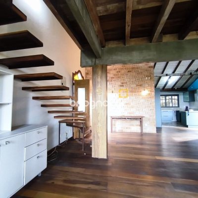 Casa com 270m², 2 quartos (sendo 1 suíte), 2 garagens, no bairro Lagoa da Conceição em Florianópolis