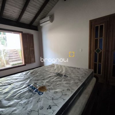 Casa com 270m², 2 quartos (sendo 1 suíte), 2 garagens, no bairro Lagoa da Conceição em Florianópolis