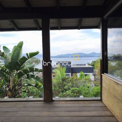 Casa com 270m², 2 quartos (sendo 1 suíte), 2 garagens, no bairro Lagoa da Conceição em Florianópolis