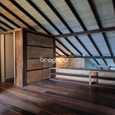 Casa com 270m², 2 quartos (sendo 1 suíte), 2 garagens, no bairro Lagoa da Conceição em Florianópolis