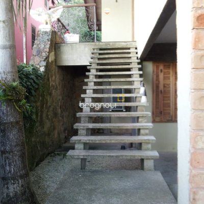 Casa com 270m², 2 quartos (sendo 1 suíte), 2 garagens, no bairro Lagoa da Conceição em Florianópolis