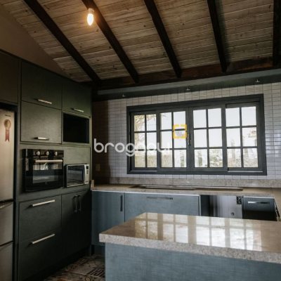 Casa com 270m², 2 quartos (sendo 1 suíte), 2 garagens, no bairro Lagoa da Conceição em Florianópolis