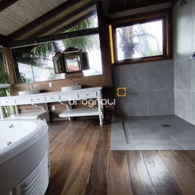 Casa com 270m², 2 quartos (sendo 1 suíte), 2 garagens, no bairro Lagoa da Conceição em Florianópolis
