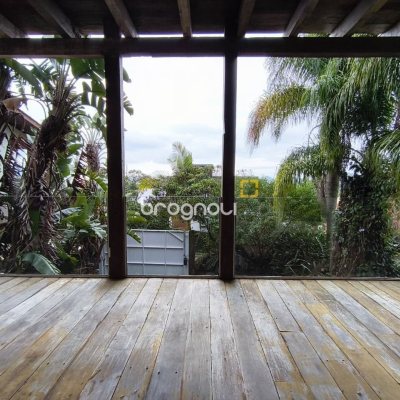 Casa com 270m², 2 quartos (sendo 1 suíte), 2 garagens, no bairro Lagoa da Conceição em Florianópolis