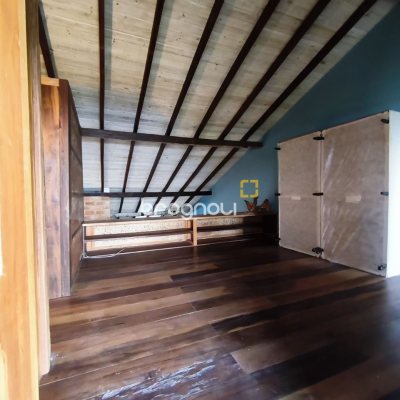 Casa com 270m², 2 quartos (sendo 1 suíte), 2 garagens, no bairro Lagoa da Conceição em Florianópolis