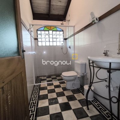 Casa com 270m², 2 quartos (sendo 1 suíte), 2 garagens, no bairro Lagoa da Conceição em Florianópolis