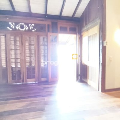 Casa com 270m², 2 quartos (sendo 1 suíte), 2 garagens, no bairro Lagoa da Conceição em Florianópolis