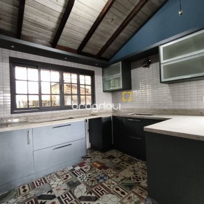 Casa com 270m², 2 quartos (sendo 1 suíte), 2 garagens, no bairro Lagoa da Conceição em Florianópolis