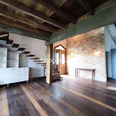 Casa com 270m², 2 quartos (sendo 1 suíte), 2 garagens, no bairro Lagoa da Conceição em Florianópolis