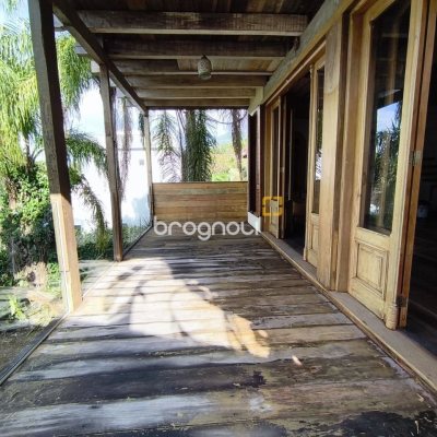 Casa com 270m², 2 quartos (sendo 1 suíte), 2 garagens, no bairro Lagoa da Conceição em Florianópolis