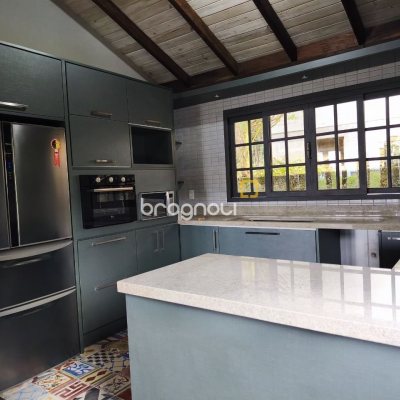 Casa com 270m², 2 quartos (sendo 1 suíte), 2 garagens, no bairro Lagoa da Conceição em Florianópolis