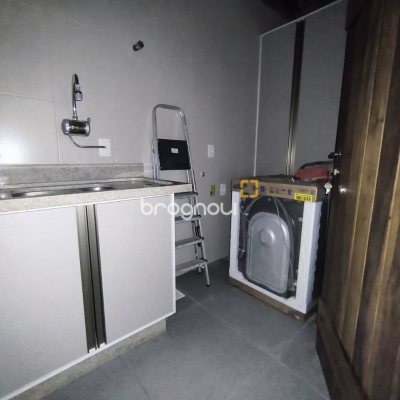 Casa com 270m², 2 quartos (sendo 1 suíte), 2 garagens, no bairro Lagoa da Conceição em Florianópolis