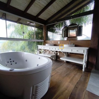 Casa com 270m², 2 quartos (sendo 1 suíte), 2 garagens, no bairro Lagoa da Conceição em Florianópolis