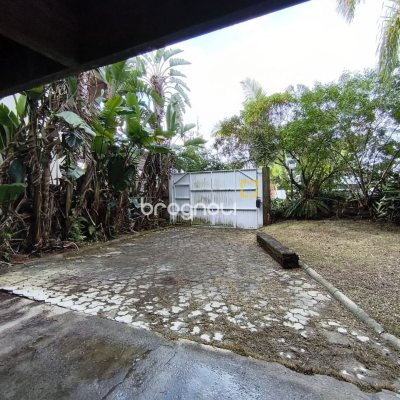 Casa com 270m², 2 quartos (sendo 1 suíte), 2 garagens, no bairro Lagoa da Conceição em Florianópolis