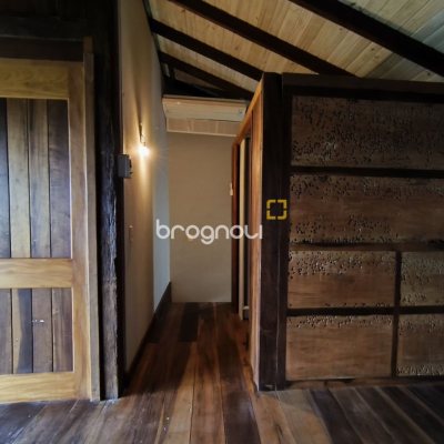Casa com 270m², 2 quartos (sendo 1 suíte), 2 garagens, no bairro Lagoa da Conceição em Florianópolis
