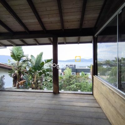 Casa com 270m², 2 quartos (sendo 1 suíte), 2 garagens, no bairro Lagoa da Conceição em Florianópolis