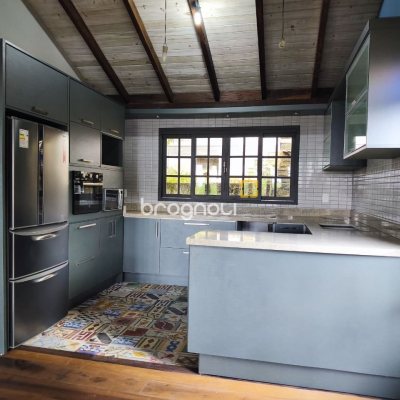 Casa com 270m², 2 quartos (sendo 1 suíte), 2 garagens, no bairro Lagoa da Conceição em Florianópolis