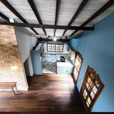 Casa com 270m², 2 quartos (sendo 1 suíte), 2 garagens, no bairro Lagoa da Conceição em Florianópolis