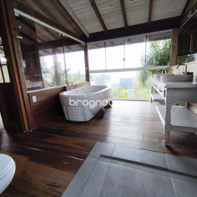 Casa com 270m², 2 quartos (sendo 1 suíte), 2 garagens, no bairro Lagoa da Conceição em Florianópolis