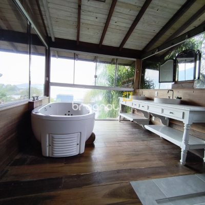 Casa com 270m², 2 quartos (sendo 1 suíte), 2 garagens, no bairro Lagoa da Conceição em Florianópolis