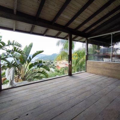 Casa com 270m², 2 quartos (sendo 1 suíte), 2 garagens, no bairro Lagoa da Conceição em Florianópolis