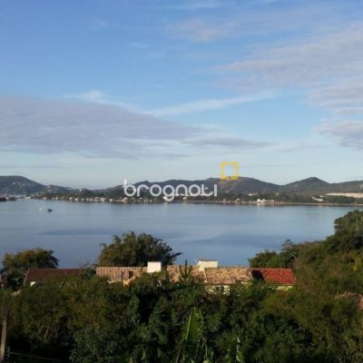 Casa com 270m², 2 quartos (sendo 1 suíte), 2 garagens, no bairro Lagoa da Conceição em Florianópolis
