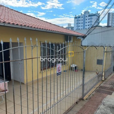 Casa com 98m², 12 quartos (sendo 2 suítes), 1 garagem, no bairro Barreiros em São José