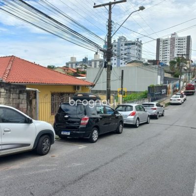 Casa com 98m², 12 quartos (sendo 2 suítes), 1 garagem, no bairro Barreiros em São José