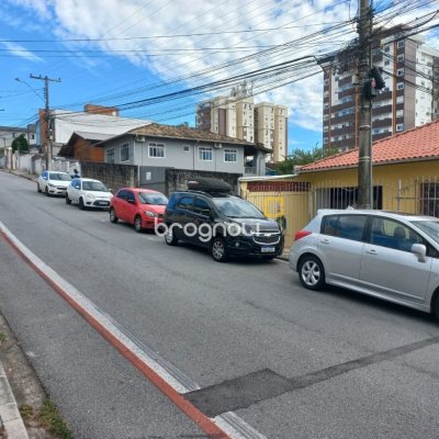 Casa com 98m², 12 quartos (sendo 2 suítes), 1 garagem, no bairro Barreiros em São José