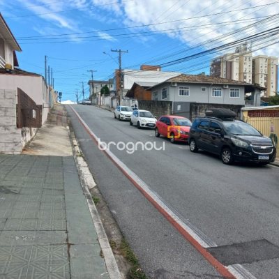 Casa com 98m², 12 quartos (sendo 2 suítes), 1 garagem, no bairro Barreiros em São José