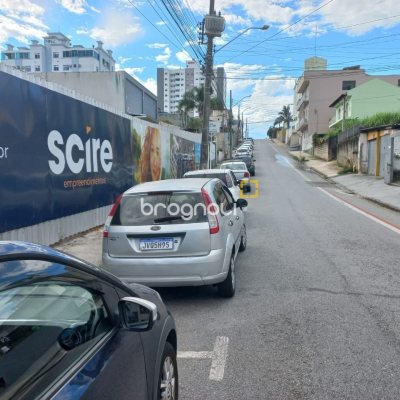Casa com 98m², 12 quartos (sendo 2 suítes), 1 garagem, no bairro Barreiros em São José
