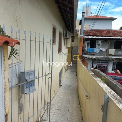 Casa com 98m², 12 quartos (sendo 2 suítes), 1 garagem, no bairro Barreiros em São José