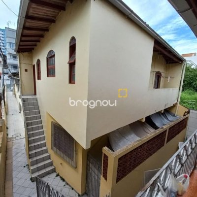 Casa com 98m², 12 quartos (sendo 2 suítes), 1 garagem, no bairro Barreiros em São José