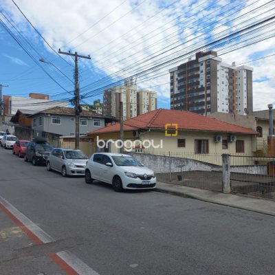 Casa com 98m², 12 quartos (sendo 2 suítes), 1 garagem, no bairro Barreiros em São José