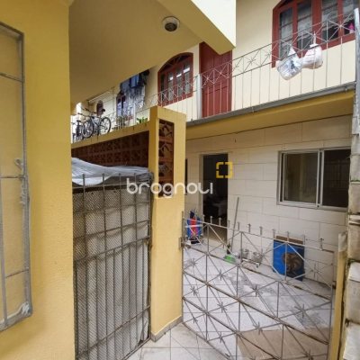 Casa com 98m², 12 quartos (sendo 2 suítes), 1 garagem, no bairro Barreiros em São José