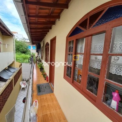 Casa com 98m², 12 quartos (sendo 2 suítes), 1 garagem, no bairro Barreiros em São José