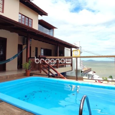 Casa com 250m², 3 quartos (sendo 1 suíte), 4 garagens, no bairro Centro em São José