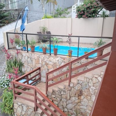 Casa com 250m², 3 quartos (sendo 1 suíte), 4 garagens, no bairro Centro em São José