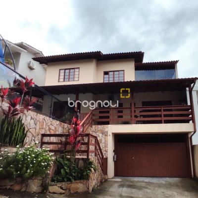 Casa com 250m², 3 quartos (sendo 1 suíte), 4 garagens, no bairro Centro em São José