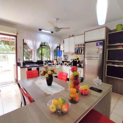 Casa com 250m², 3 quartos (sendo 1 suíte), 4 garagens, no bairro Centro em São José