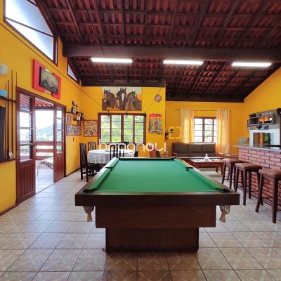 Casa com 250m², 3 quartos (sendo 1 suíte), 4 garagens, no bairro Centro em São José