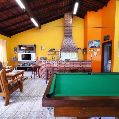 Casa com 250m², 3 quartos (sendo 1 suíte), 4 garagens, no bairro Centro em São José