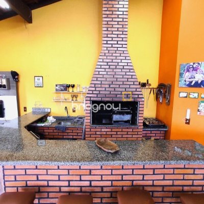 Casa com 250m², 3 quartos (sendo 1 suíte), 4 garagens, no bairro Centro em São José