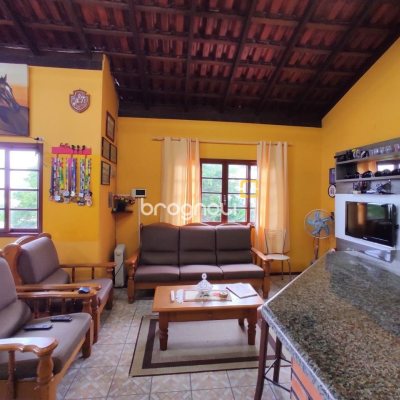 Casa com 250m², 3 quartos (sendo 1 suíte), 4 garagens, no bairro Centro em São José