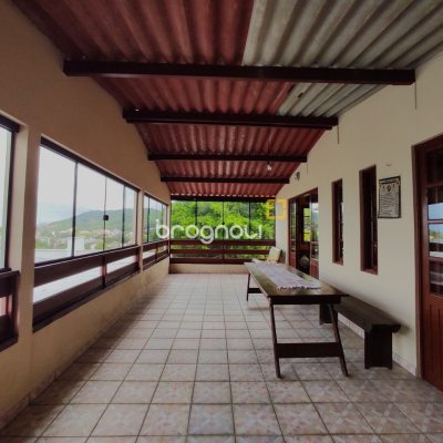Casa com 250m², 3 quartos (sendo 1 suíte), 4 garagens, no bairro Centro em São José