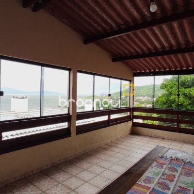 Casa com 250m², 3 quartos (sendo 1 suíte), 4 garagens, no bairro Centro em São José