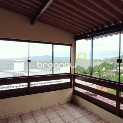 Casa com 250m², 3 quartos (sendo 1 suíte), 4 garagens, no bairro Centro em São José