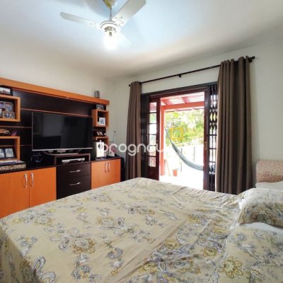 Casa com 250m², 3 quartos (sendo 1 suíte), 4 garagens, no bairro Centro em São José