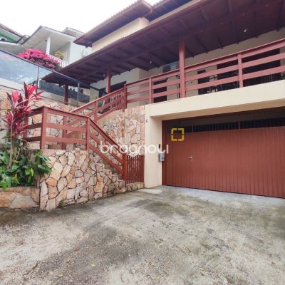 Casa com 250m², 3 quartos (sendo 1 suíte), 4 garagens, no bairro Centro em São José